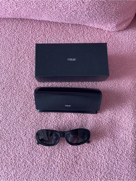 Sleek Black Oval Sunglasses for Women